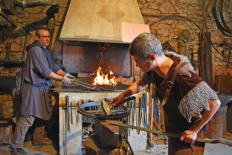 Activitat a la Ferreria del Poble Vell durant la 17a Fira Medieval dâ€™Oficis de SÃºria - Novembre de 2018.