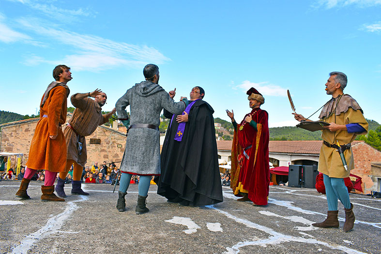 RepresentaciÃ³ de 'Salats!â€™ a lâ€™Era del Castell durant la 17a Fira Medieval dâ€™Oficis de SÃºria - Novembre de 2018.