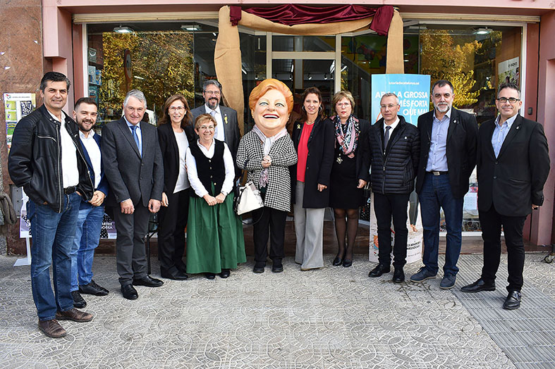Foto de grup de les autoritats participants en la visita institucional de la 17a Fira Medieval dâ€™Oficis de SÃºria, amb el personatge de la Grossa, davant dâ€™un establiment del centre de la vila - Novembre de 2018.