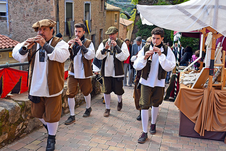 Els Grallers del Poble Vell obren la visita inaugural de la 17a Fira Medieval dâ€™Oficis de SÃºria - Novembre de 2018.