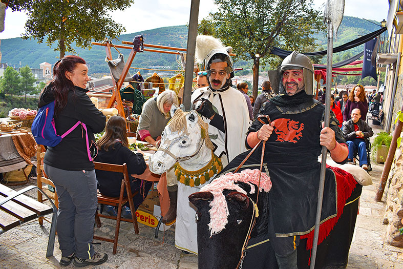 Espectacle itinerant de la companyia Toni Ton al carrer de la Mura durant la 17a Fira Medieval dâ€™Oficis de SÃºria - Novembre de 2018.