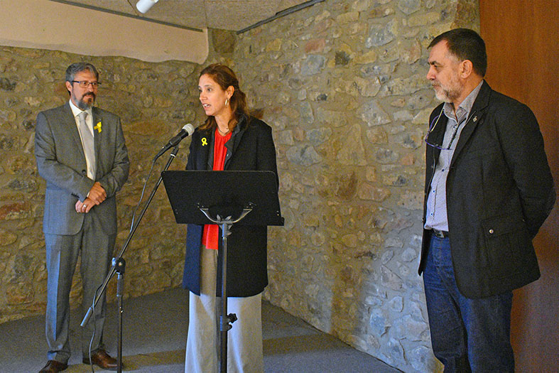 La directora general de ComerÃ§ de la Generalitat, Muntsa Vilalta, parla durant lâ€™acte inaugural de la 17a Fira Medieval dâ€™Oficis de SÃºria, al costat de lâ€™alcalde Josep Maria Canudas i del regidor Miquel Caelles - Novembre de 2018.