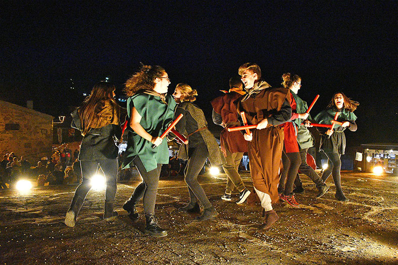 ActuaciÃ³ dels Bastoners de SÃºria a lâ€™Era del Castell durant la 17a Fira Medieval dâ€™Oficis de SÃºria - Novembre de 2018.