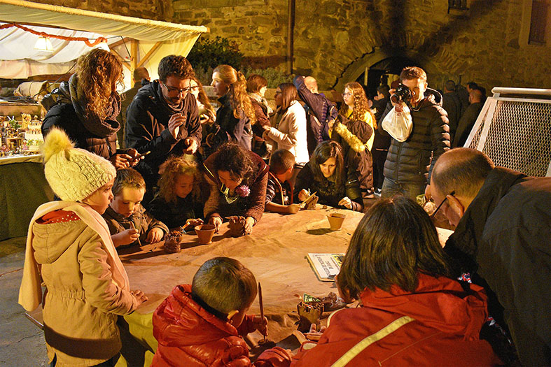 : Taller de modelat en fang durant la 17a Fira Medieval dâ€™Oficis de SÃºria - Novembre de 2018.