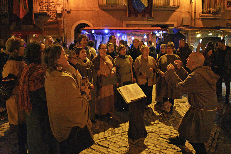 ActuaciÃ³ de la Coral SÃ²rissons a la plaÃ§a Major del Poble Vell durant la 17a Fira Medieval dâ€™Oficis de SÃºria - Novembre de 2018.