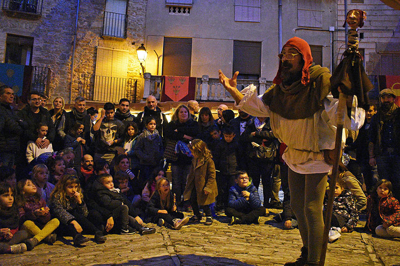 ActuaciÃ³ del titellaire LluÃ­s Bosch a la plaÃ§a Major del Poble Vell durant la 17a Fira Medieval dâ€™Oficis de SÃºria - Novembre del 2018.