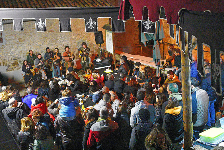 ActuaciÃ³ dâ€™Els Berros de la Cort a la Taverna dels GalÃ pets durant la 17a Fira Medieval dâ€™Oficis de SÃºria - Novembre de 2018.