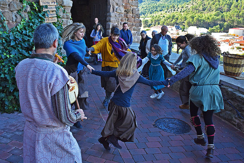Ball de cascavells a cÃ rrec del Tro Gros al Portal de Cardona durant la 17a Fira Medieval dâ€™Oficis de SÃºria - Novembre de 2018.