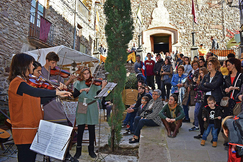 Concert dâ€™alumnes de lâ€™Escola Municipal de MÃºsica al carrer de la Pleta durant la 17a Fira Medieval dâ€™Oficis de SÃºria - Novembre de 2018.