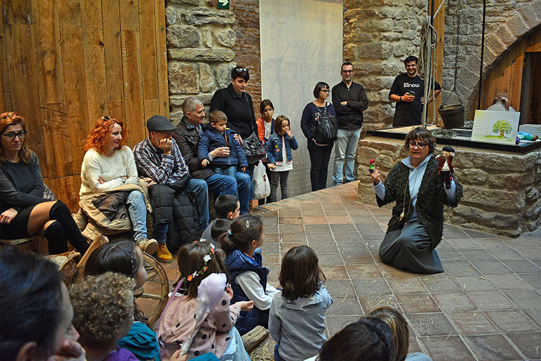 Conta-contes al Castell, a cÃ rrec de lâ€™AgrupaciÃ³ Sardanista, durant la 17a Fira Medieval dâ€™Oficis de SÃºria - Novembre de 2018.
