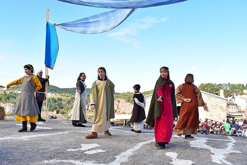 Danses jueves a lâ€™Era del Castell, a cÃ rrec de Jueus de lâ€™Aixada, durant la 17a Fira Medieval dâ€™Oficis de SÃºria - Novembre de 2018.