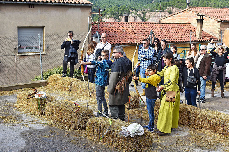 Taller de tir amb arc, a cÃ rrec del Club de Tir Esportiu, durant la 17a Fira Medieval dâ€™Oficis de SÃºria - Novembre de 2018.