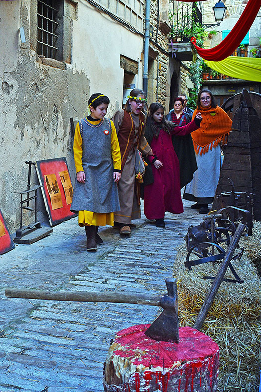 ExposiciÃ³ dâ€™instruments de tortura al carrer Sant Climent durant la 17a Fira Medieval dâ€™Oficis de SÃºria - Novembre de 2018.