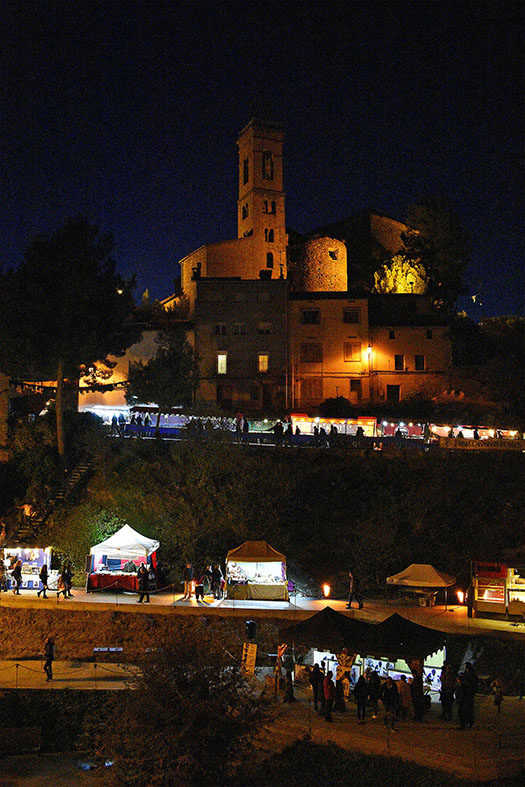 Imatge nocturna del campanar de lâ€™EsglÃ©sia del Roser i lâ€™Espai Firal dels GalÃ pets durant la 17a Fira Medieval dâ€™Oficis de SÃºria - Novembre de 2108.