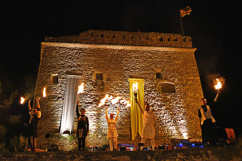 Espectacle de foc a lâ€™Era del Castell, a cÃ rrec del grup Bambolea, durant la 17a Fira Medieval dâ€™Oficis de SÃºria - Novembre de 2018.