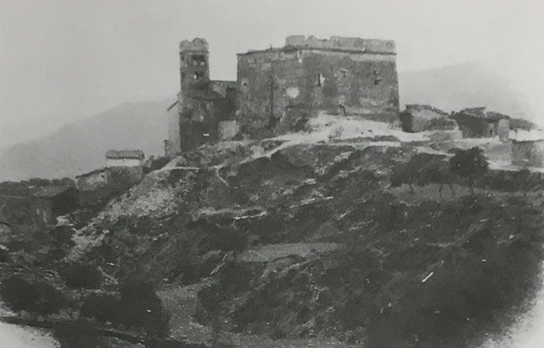 Finals del segle XIX - Castell i campanar de l'EsglÃ©sia del Poble Vell (font: llibre 'SÃºria, histÃ²ria en imatges. 1894-1975' de Josep Reguant i Agut).