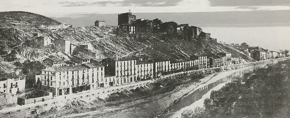 Finals del segle XIX - Vista general de SÃºria, des del barri de Sant Jaume (font: llibre 'SÃºria ahir i avui' de Josep Massana i Portella).