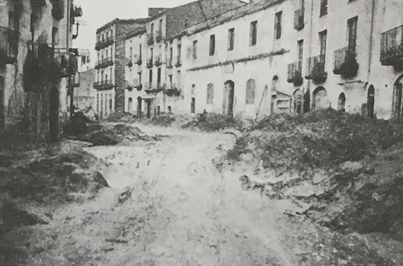 Any 1907 - Imatge de la histÃ²rica riuada del mes d'octubre, al carrer Salvador Vancell (font: llibre 'SÃºria, histÃ²ria en imatges. 1894-1975' de Josep Reguant i Agut).