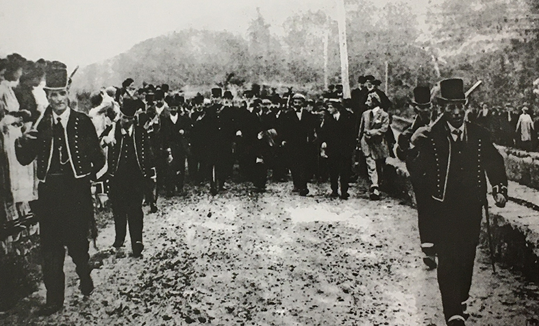 Any 1907 - Visita del rei Alfons XIII i altres autoritats per veure els efectes de la riuada del mes d'octubre (font: llibre 'SÃºria. Els records d'un poble' de Fotografia Juncadella).