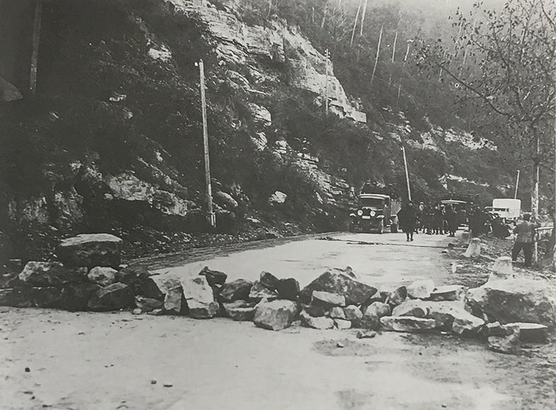 Any 1932 - Barricada per aturar el pas dels soldats al BalÃ§ del LladÃ³, desprÃ©s de la revolta anarquista del gener (font: llibre 'SÃºria, histÃ²ria en imatges. 1894-1975' de Josep Reguant i Agut).