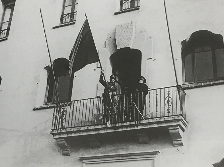 Any 1932 - Els soldats retiren la bandera anarquista del balcÃ³ principal de la Casa de la Vila, desprÃ©s de la revolta anarquista del gener (font: llibre 'SÃºria, histÃ²ria en imatges. 1894-1975' de Josep Reguant i Agut).