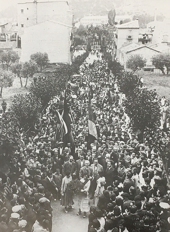 Any 1932 - Imatge de l'avinguda de l'Ajuntament, durant la visita del President de la Generalitat, Francesc MaciÃ  (font: llibre 'SÃºria ahir i avui' de Josep Massana i Portella).