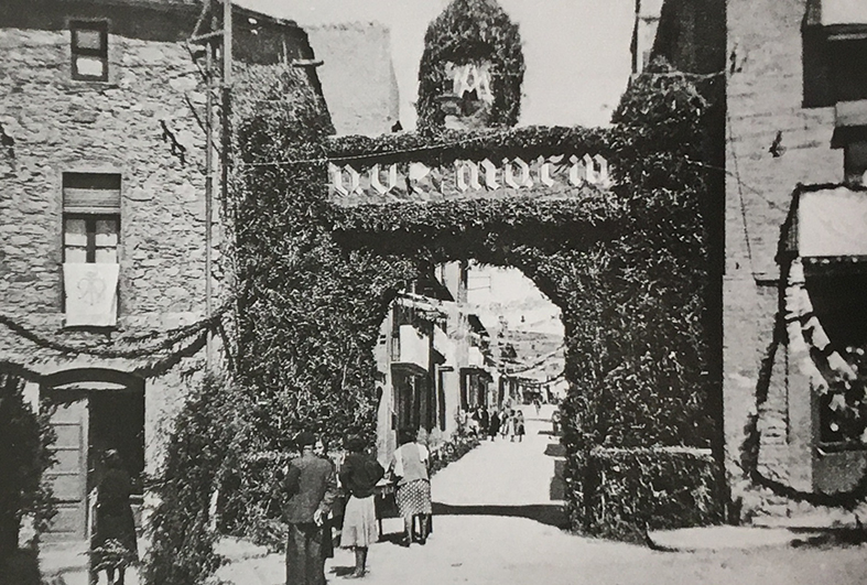 Any 1950 - Arc de benviguda a la imatge de la Verge de FÃ tima, al carrer Sant Antoni Maria Claret (font: llibre 'SÃºria. Els records d'un poble' de Fotografia Juncadella).