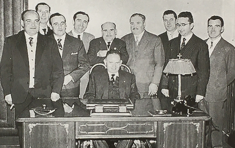 Any 1954 - Consistori de l'Ajuntament de SÃºria, amb l'alcalde Josep Alsina i Jordana (font: llibre 'SÃºria ahir i avui' de Josep Massana i Portella).