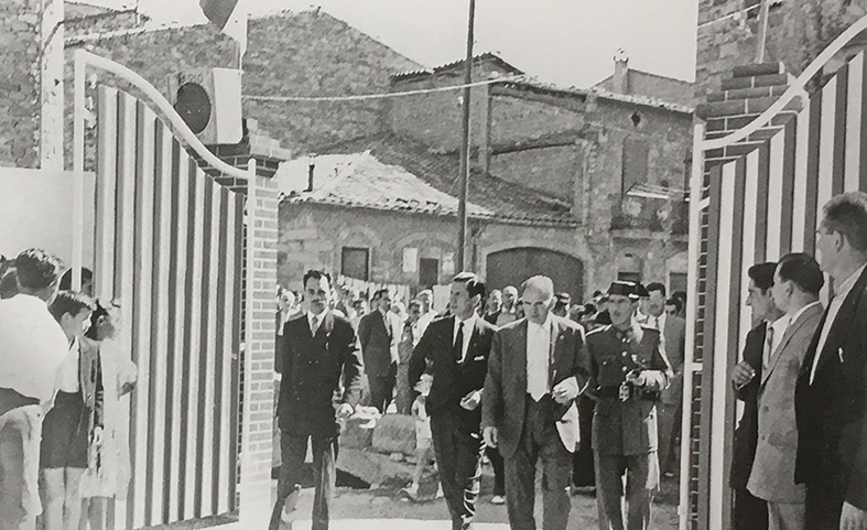 Any 1957 - InauguraciÃ³ de les pistes poliesportives, presidida per Joan Antoni Samaranch, futur president del ComitÃ¨ OlÃ­mpic Internacional (font: llibre 'SÃºria. Els records d'un poble' de Fotografia Juncadella).