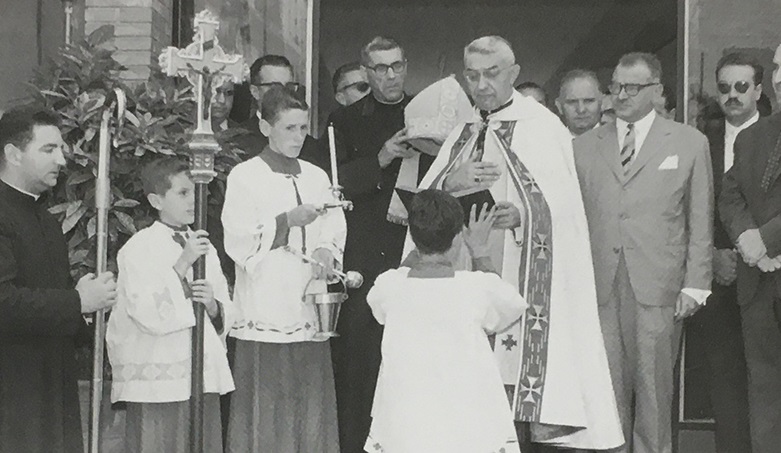Any 1962 - BenedicciÃ³ del centre formatiu Miguel Sotomayor, presidida pel bisbe de Solsona i posterior cap de la ConferÃ¨ncia Episcopal Espanyola, Vicente Enrique y TarancÃ³n (font: llibre 'SÃºria, histÃ²ria en imatges. 1894-1975' de Josep Reguant i Agut