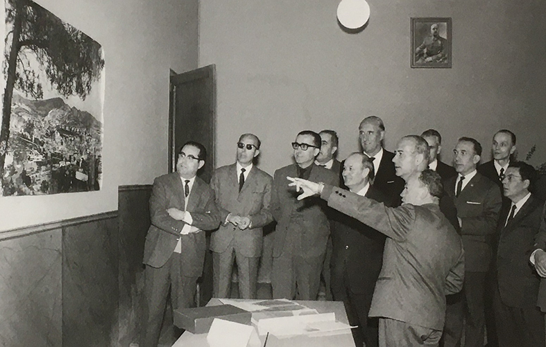 Any 1968 - Visita del president de la DiputaciÃ³, Josep M. de Muller i d'Abadal, a la Casa de la Vila, amb l'alcalde Isidre Reguant i la corporacio municipal (font: llibre 'SÃºria. Els records d'un poble' de Fotografia Juncadella).