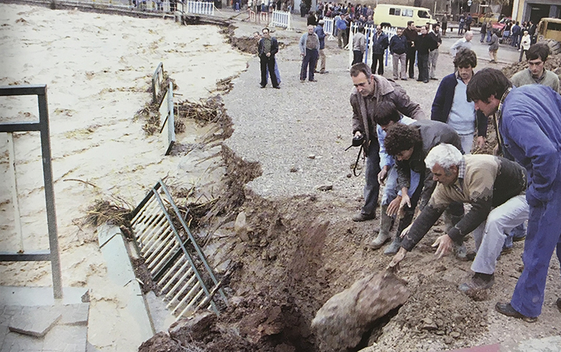 Any 1982 - Efectes de la riuada esdevinguda el mes d'octubre, a l'alÃ§ada del pont de Salipota (font: llibre 'SÃºria. Els records d'un poble' de Fotografia Juncadella).