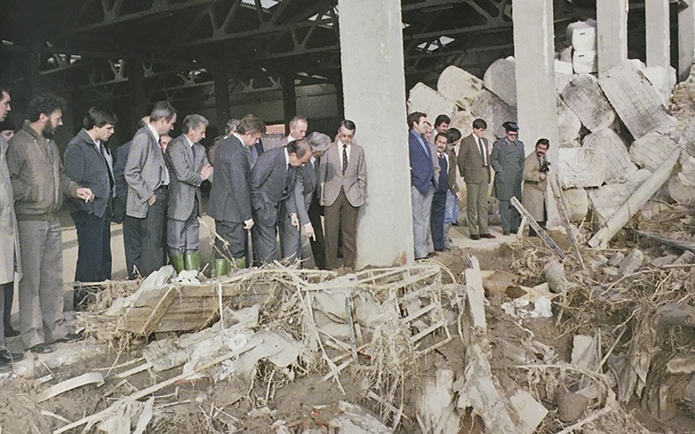 Any 1982 - El President de la Generalitat, Jordi Pujol, i altres autoritats comproven les destrosses provocades per la riuada del mes d'octubre a la fÃ brica tÃ¨xtil Abadal (font: llibre 'SÃºria. Els records d'un poble' de Fotografia Juncadella).