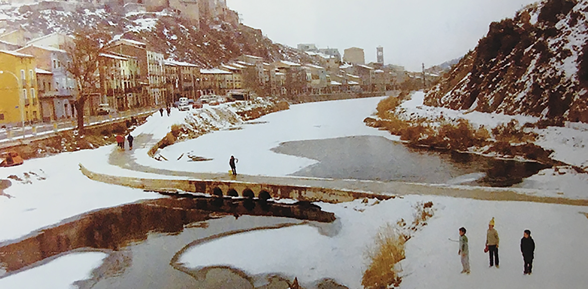 Any 1985 - El riu Cardener, despres de la nevada del mes de gener (font: llibre 'Salipota, SÃºria. El barri que va nÃ©ixer dues vegades' de Roger HernÃ¡ndez).