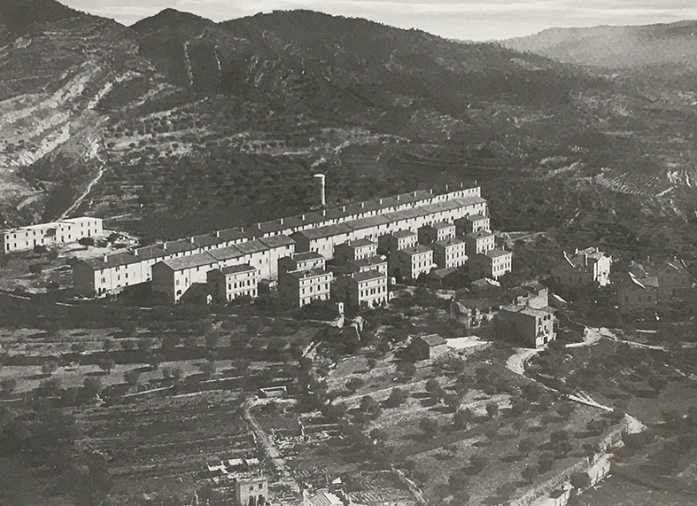 Sense data - Edificis de la colÃ²nia Santa Maria, construÃ¯da per acollir les famÃ­lies dels treballadors de la mina (font: llibre 'SÃºria ahir i avui' de Josep Massana i Portella).
