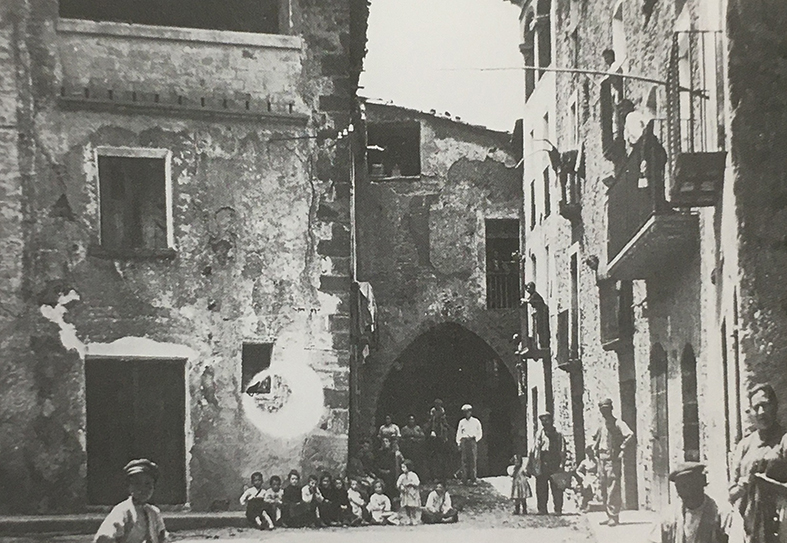 Sense data - Imatge parcial de la plaÃ§a Major del Poble Vell i del carrer Sant Climent (font: llibre 'SÃºria, histÃ²ria en imatges. 1894-1975' de Josep Reguant i Agut).