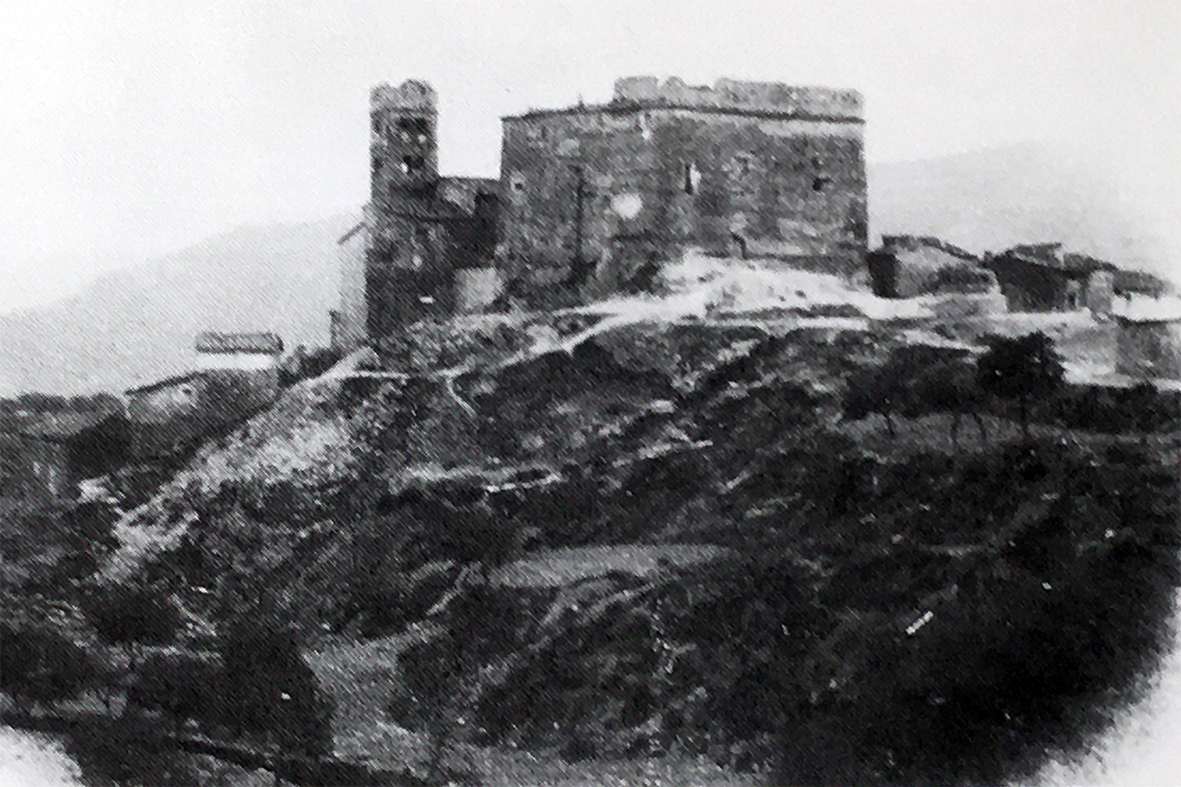 Imatge del Castell i de l'EsglÃ©sia del Roser, a finals del segle XIX. Fotografia mes antiga conservada de SÃºria (foto publicada en el llibre 'SÃºria, histÃ²ria en imatges. 1894-1975' de Josep Reguant i Agut).