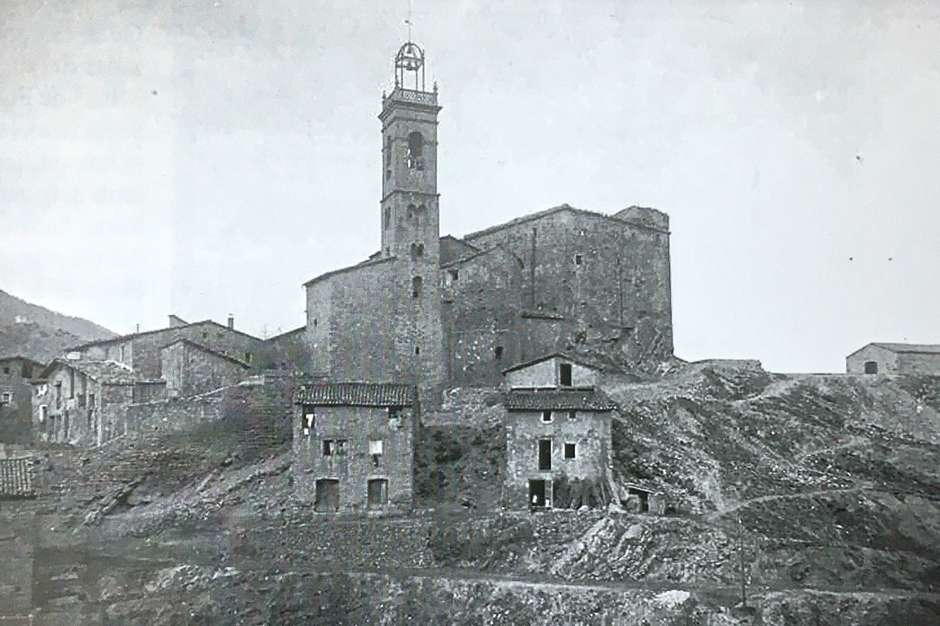 L'EsglÃ©sia del Roser i el Castell, en una imatge de 1924 (foto publicada en el llibre 'SÃºria ahir i avui' de Josep Massana i Portella).