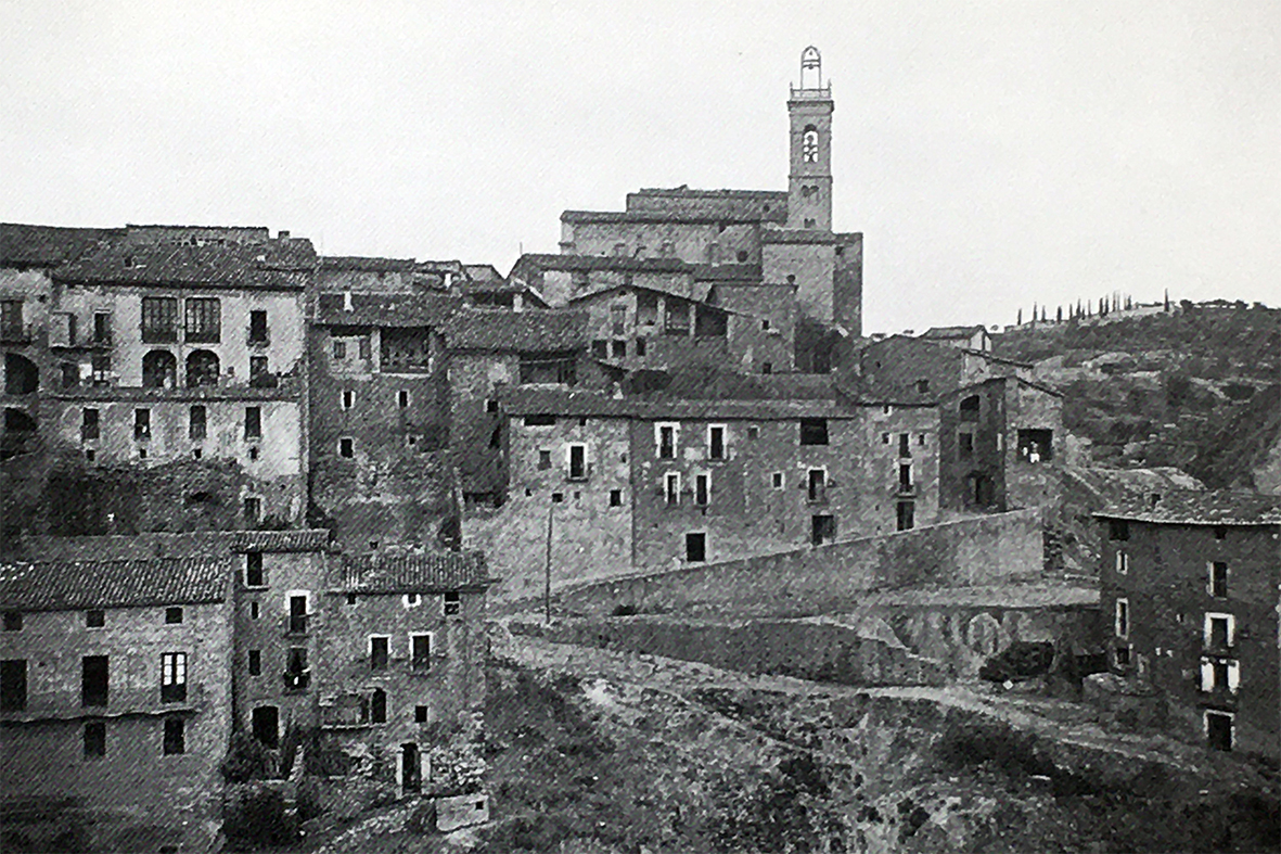 Imatge del Castell i l'EsglÃ©sia del Roser, de l'any 1924 (foto publicada en el llibre 'SÃºria, histÃ²ria en imatges. 1894-1975' de Josep Reguant i Agut).