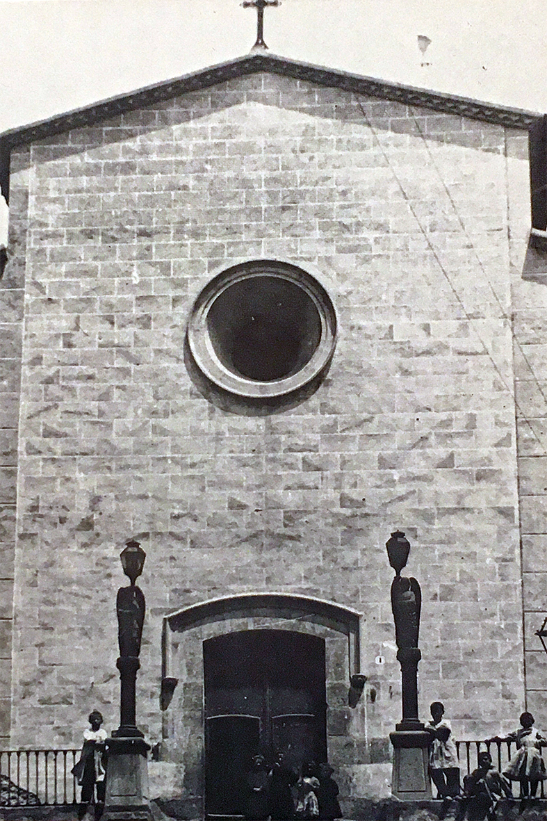 FaÃ§ana de l'EsglÃ©sia del Roser, en una imatge de les primeres dÃ¨cades del segle XX (fotografia publicada en el llibre 'SÃºria, el meu poble' de Pau Soler i Clariana).