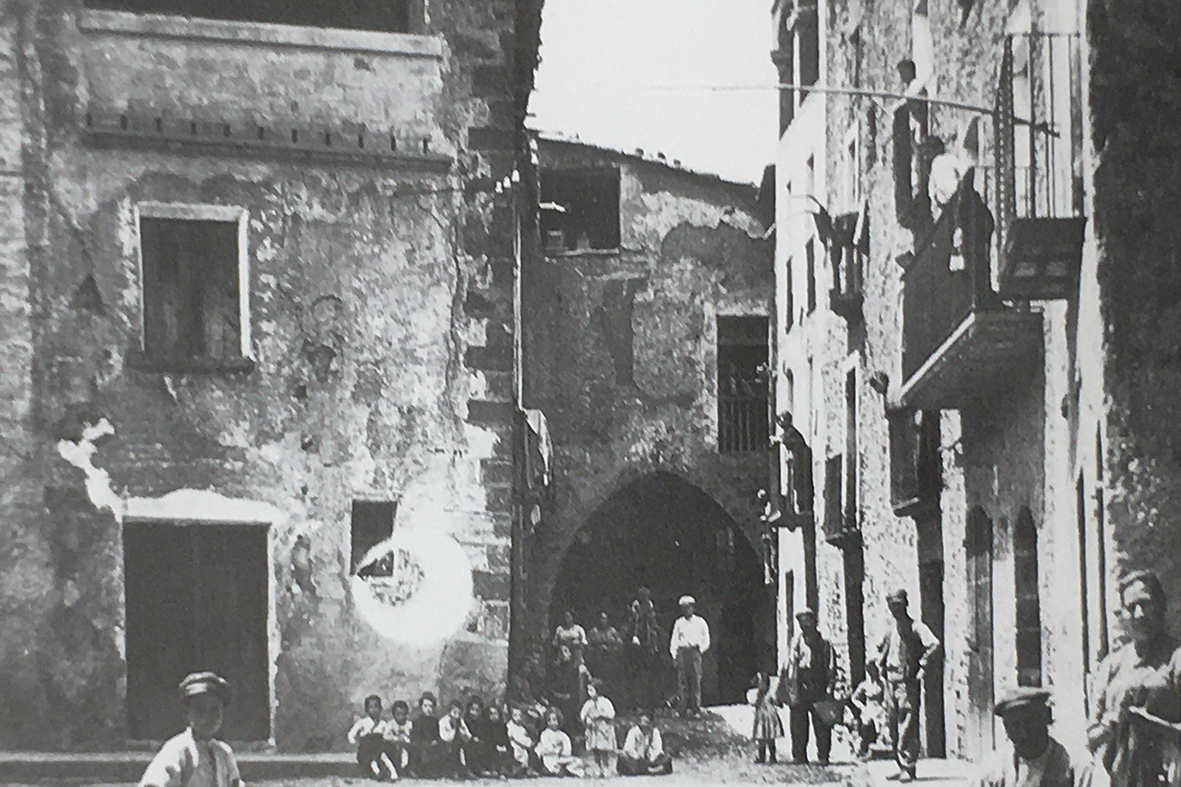 Imatge de la plaÃ§a Major i el carrer Sant Climent, l'any 1924 (foto publicada en el llibre 'SÃºria, histÃ²ria en imatges. 1894-1975' de Josep Reguant i Agut).