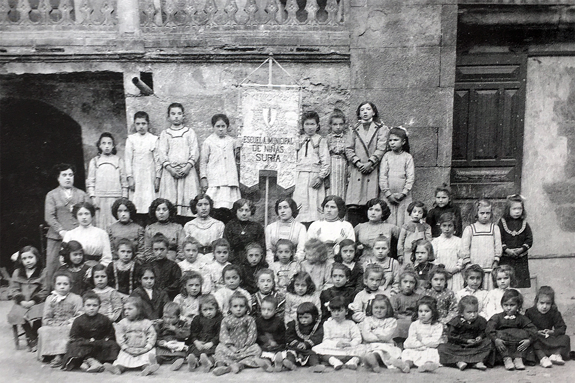 Alumnes de l'escola municipal de nenes a la plaÃ§a Major, a comenÃ§aments del segle XX (foto publicada en el llibre 'SÃºria, els records d'un poble' de Josep Juncadella Masana).
