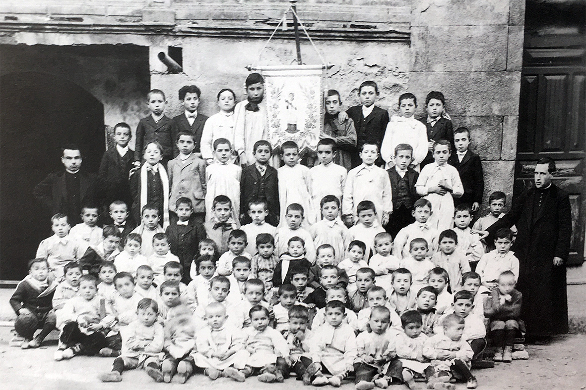 Alumnes del colÂ·legi San Luis a la plaÃ§a Major del Poble Vell, a comenÃ§aments del segle XX (foto publicada en el llibre 'SÃºria, els records d'un poble' de Josep Juncadella Masana).