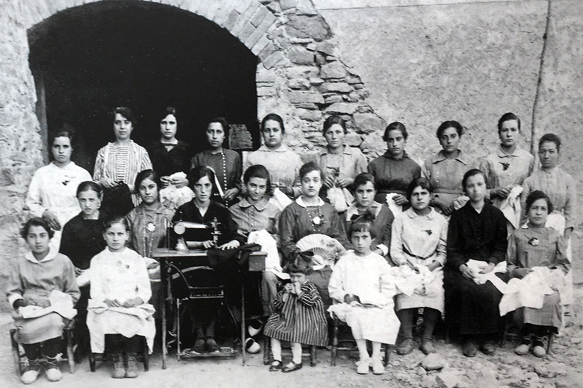 Grup de cosidores del carrer de la Mura, l'any 1921 (foto publicada en el llibre 'SÃºria, els records d'un poble' de Josep Juncadella Masana).