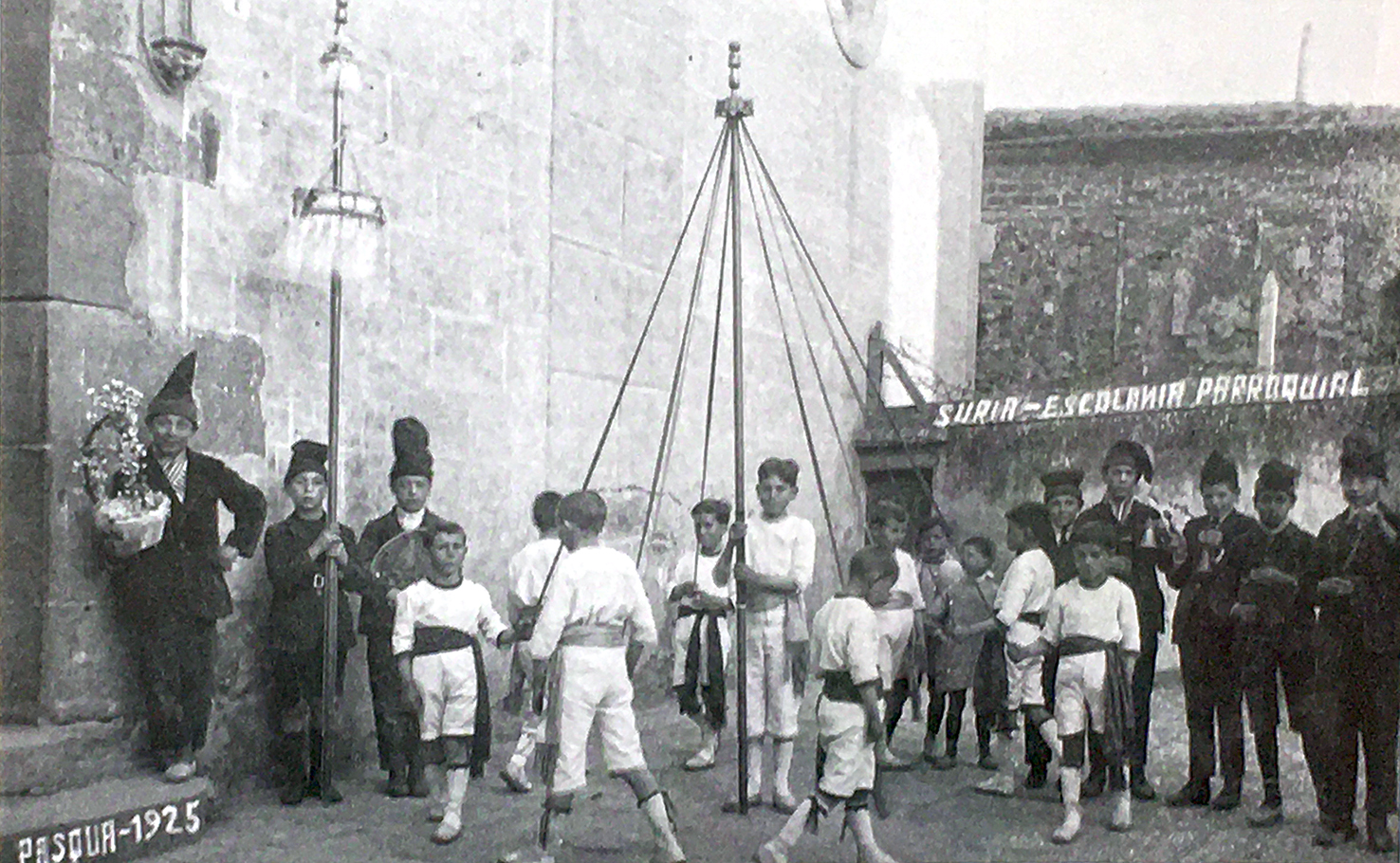 Colla caramellaire a l'exterior de l'EsglÃ©sia del Roser, l'any 1925 (foto publicada en el llibre 'SÃºria, histÃ²ria en imatges. 1894-1975' de Josep Reguant i Agut).