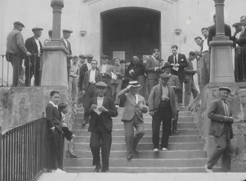 Sortida de l'EsglÃ©sia del Roser, l'any 1932, procedent d'una filmaciÃ³ donada a l'Arxiu Municipal per la famÃ­lia FÃ brega.
