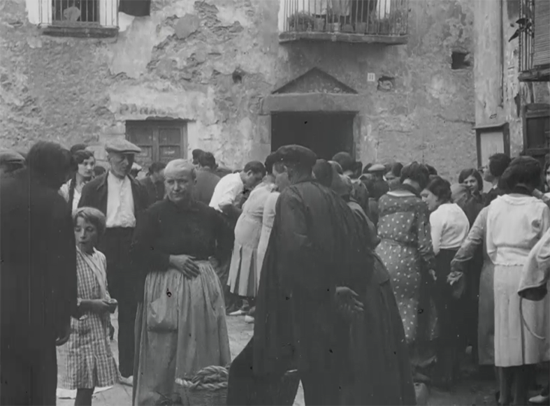 Imatge de la plaÃ§a Major del Poble Vell en dia de mercat, l'any 1932, procedent d'una filmaciÃ³ donada a l'Arxiu Municipal per la famÃ­lia FÃ brega.
