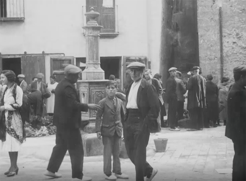 Imatge de la plaÃ§a Major del Poble Vell en dia de mercat, l'any 1932, procedent d'una filmaciÃ³ donada a l'Arxiu Municipal per la famÃ­lia FÃ brega.