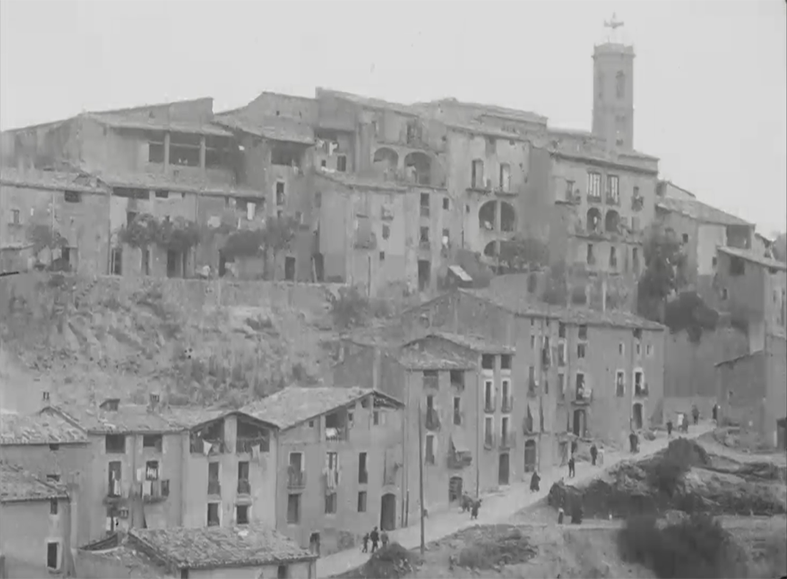 Imatge del Poble Vell, amb persones transitant pel carrer de Sant CristÃ²fol, l'any 1932, procedent d'una filmaciÃ³ donada a l'Arxiu Municipal per la famÃ­lia FÃ brega.