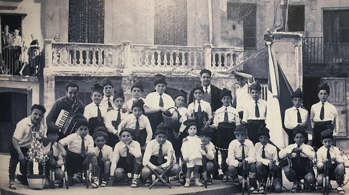 Colla caramellaire dels Fadrinets del Poble Vell a la plaÃ§a Major del Poble Vell, a mitjans del segle XX (foto publicada en el llibre 'Les Caramelles de SÃºria' de NÃºria Bacardit i Riera).